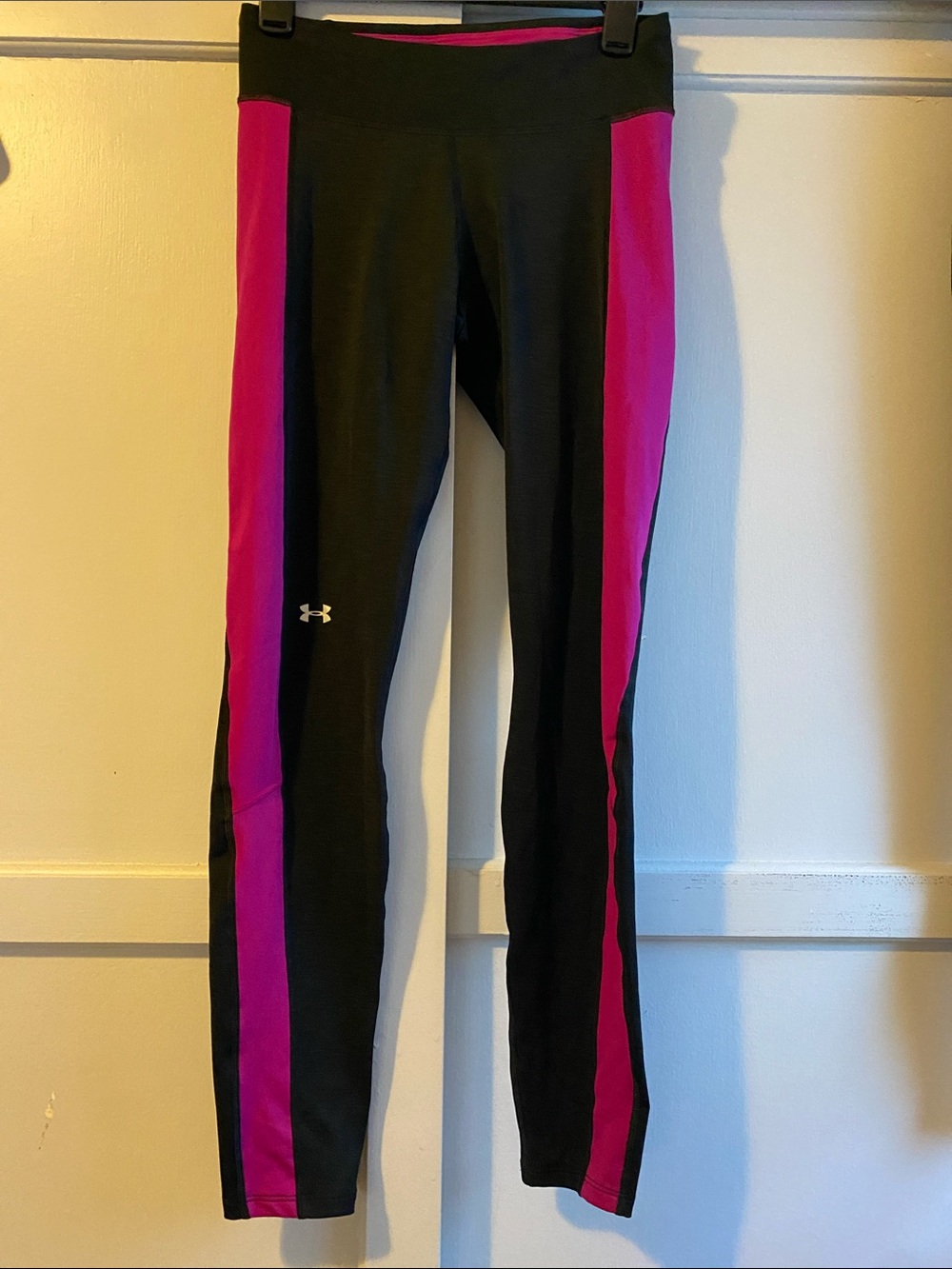 Under Armour Women's ColdGear Cozy Leggings Black Hot Pink Stripe Size Medium